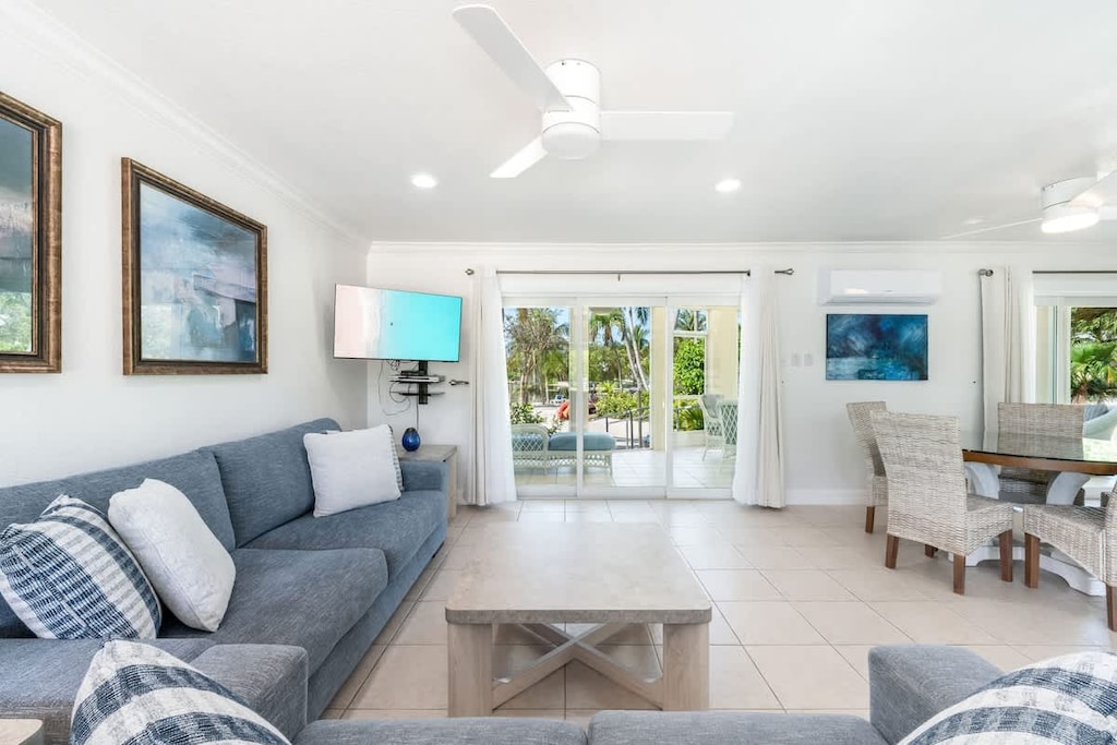 Island House #12 - Living Area