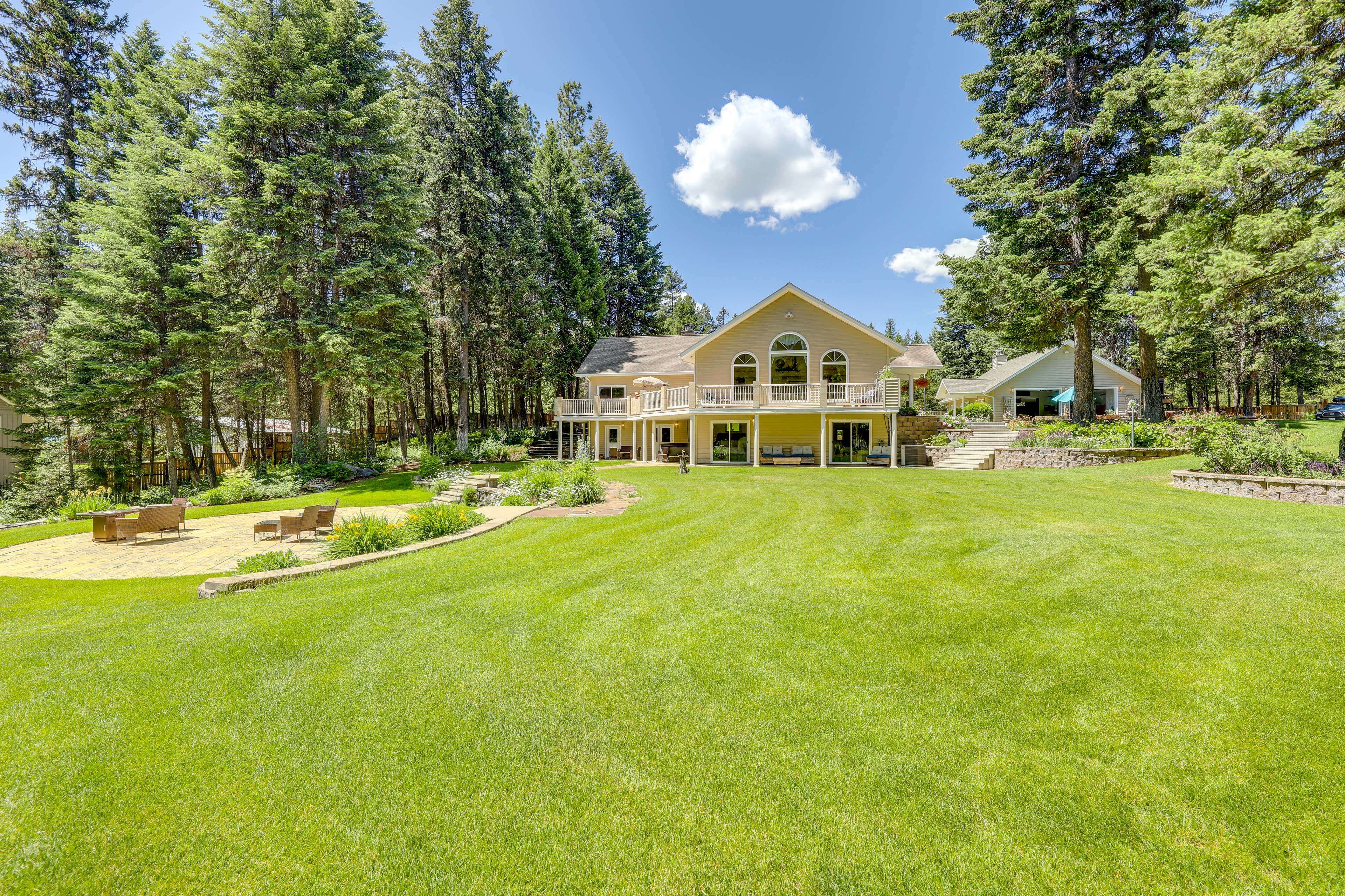 Crystal Lake Retreat: Event Villa w/ Lake Access!