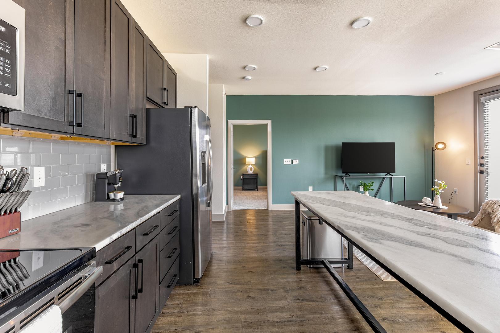 Modern 2BD, Gym, Courtyard