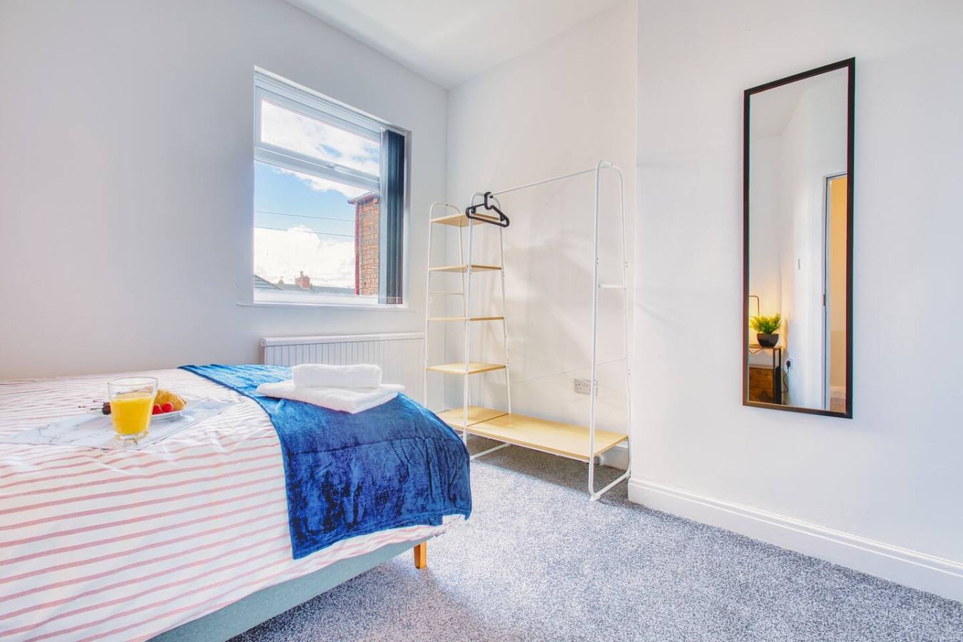 Modern 3-Bed Home Sleeps 6 with Parking & Fast WiFi Perfect for Contractors & Long Stays