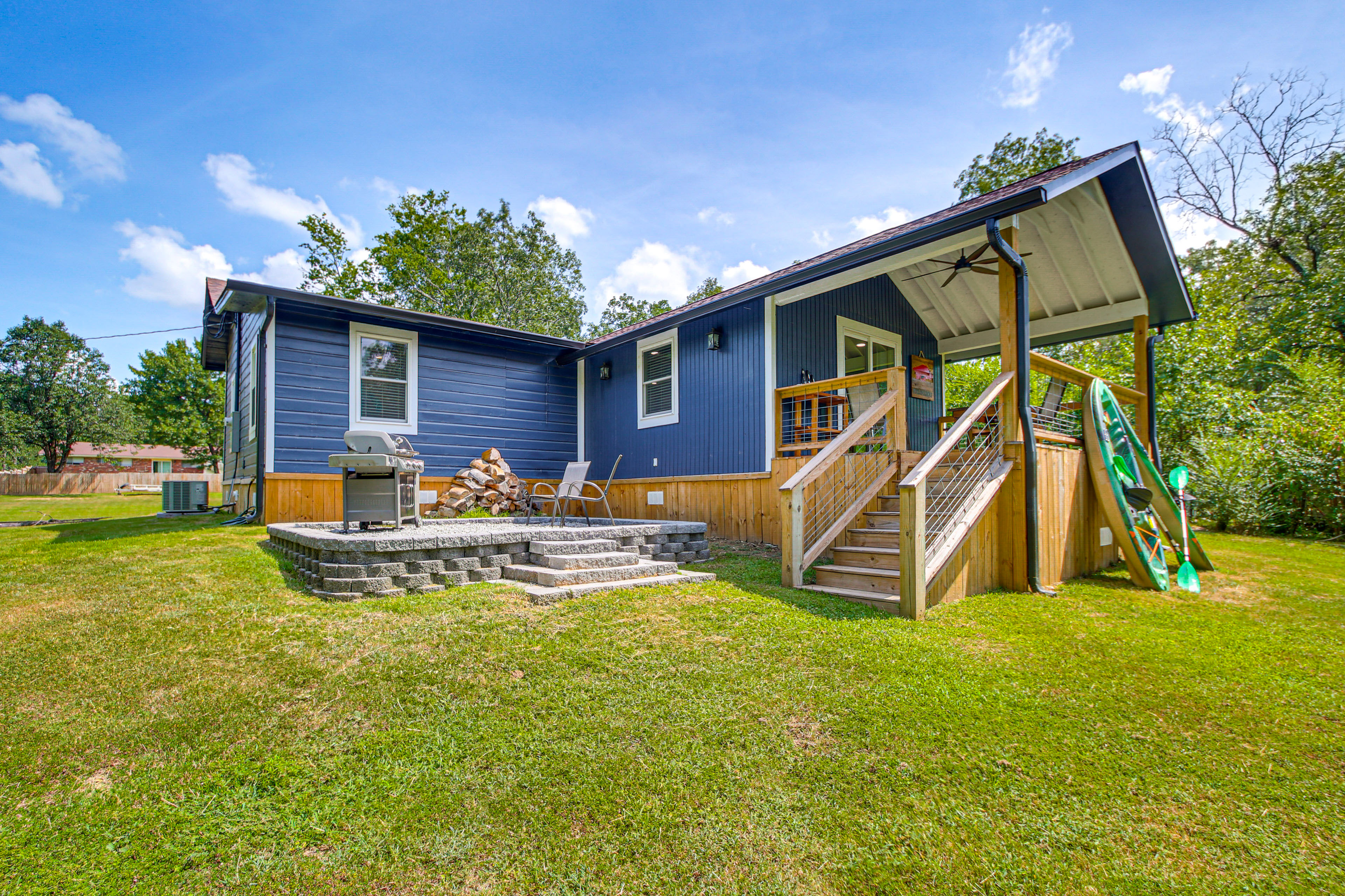 Lake Hamilton Retreat w/ Kayaks & Spacious Yard!