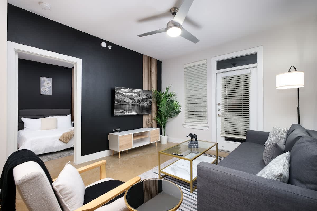 Chic 2-BR in Southtown Near Rvrwalk, Dome & Conv