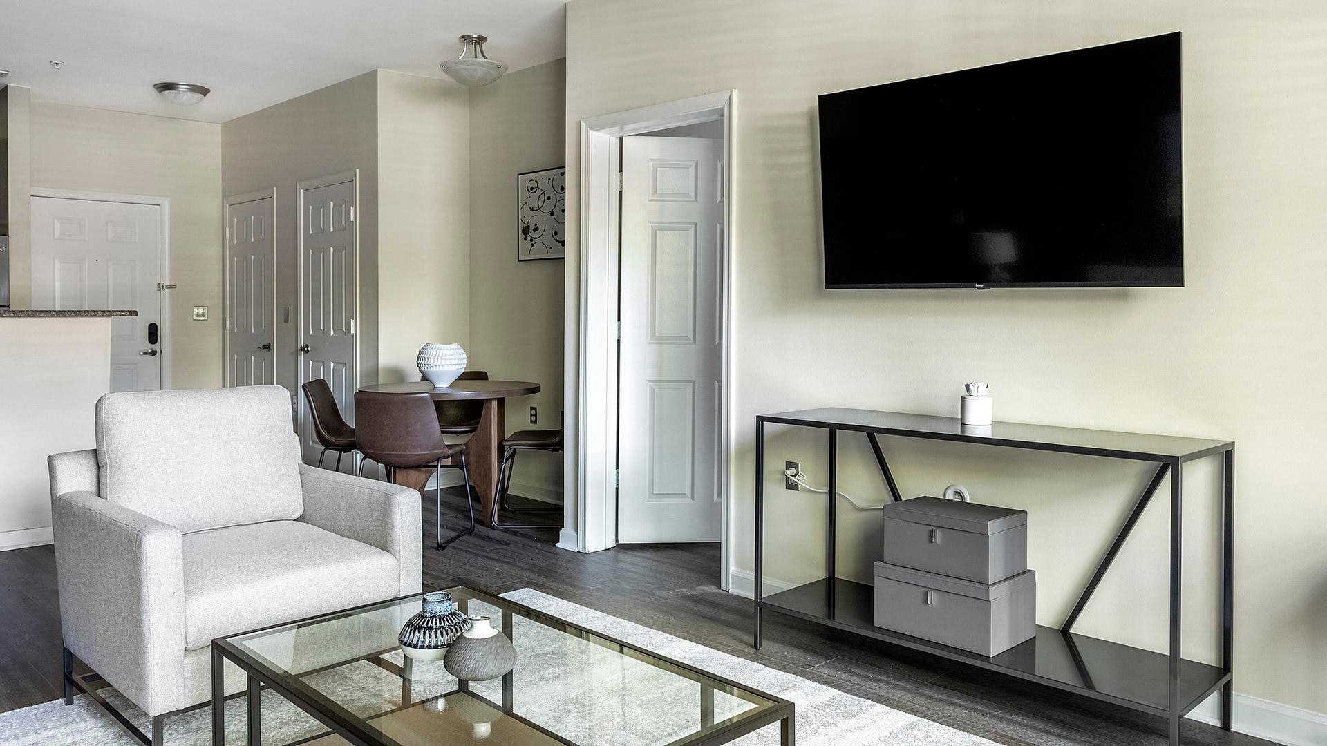 Beautiful 2BD, Pool, Clubhouse