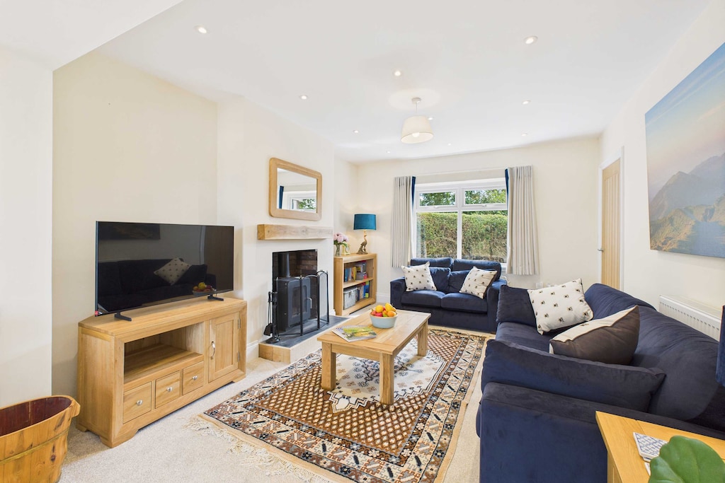 Merrow Cottage, Moorend Cross - Host & Stay