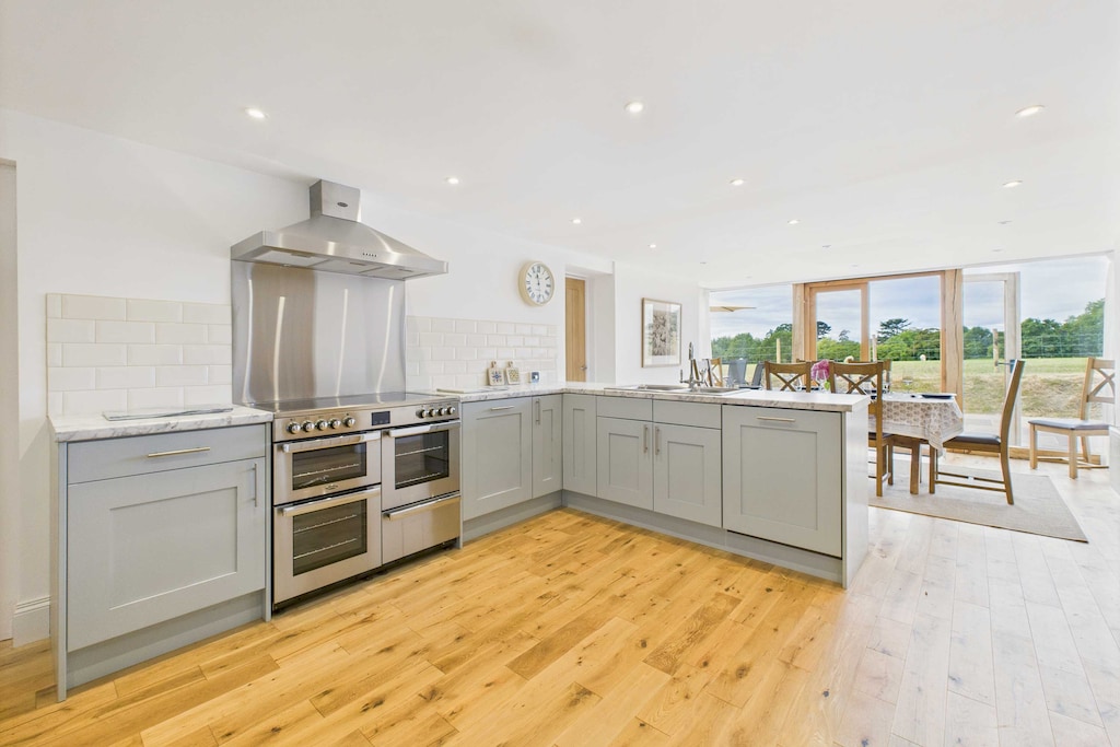 Merrow Cottage, Moorend Cross - Host & Stay