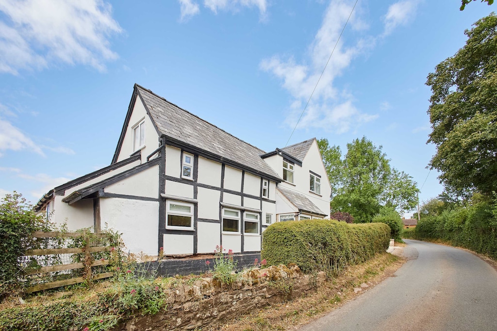 Merrow Cottage, Moorend Cross - Host & Stay