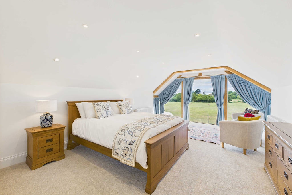 Merrow Cottage, Moorend Cross - Host & Stay