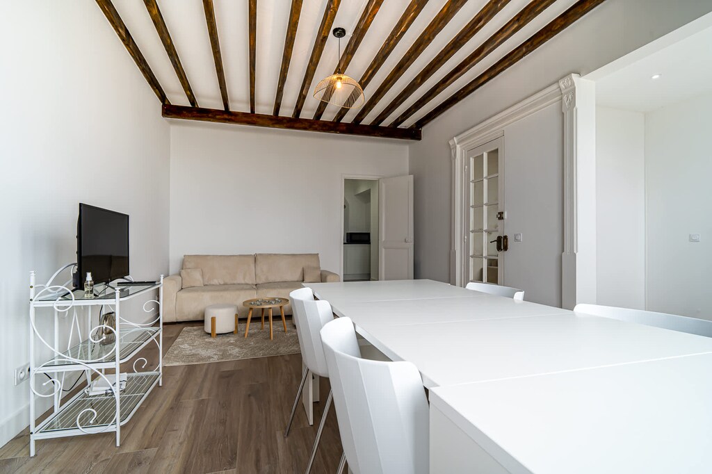Nous sommes ravis de vous accueillir au sein de ce magnifique appartement avec un grand séjour lumineux, les 2 canapés sont convertibles