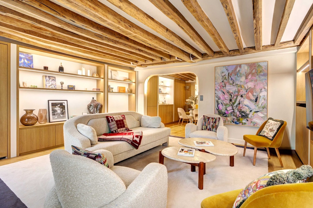 Un salon accueillant, mêlant charme et confort, idéal pour se retrouver et profiter d’un moment de détente.