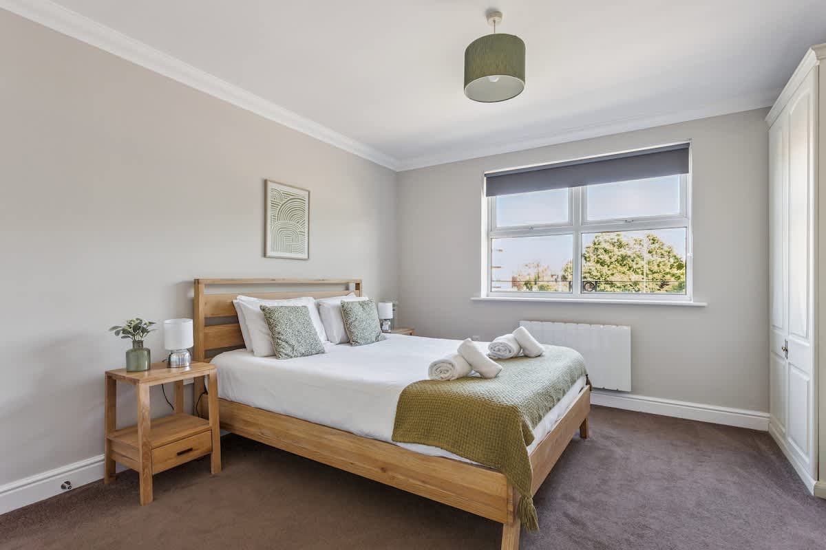 2BR Apt Near Windsor Castle + Free Parking&Balcony