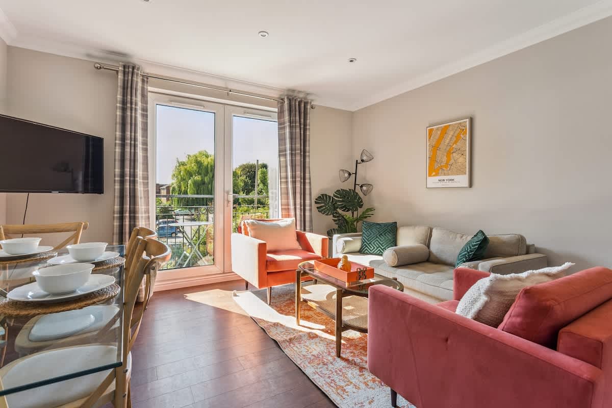 2BR Apt Near Windsor Castle Free Park By Tempstay