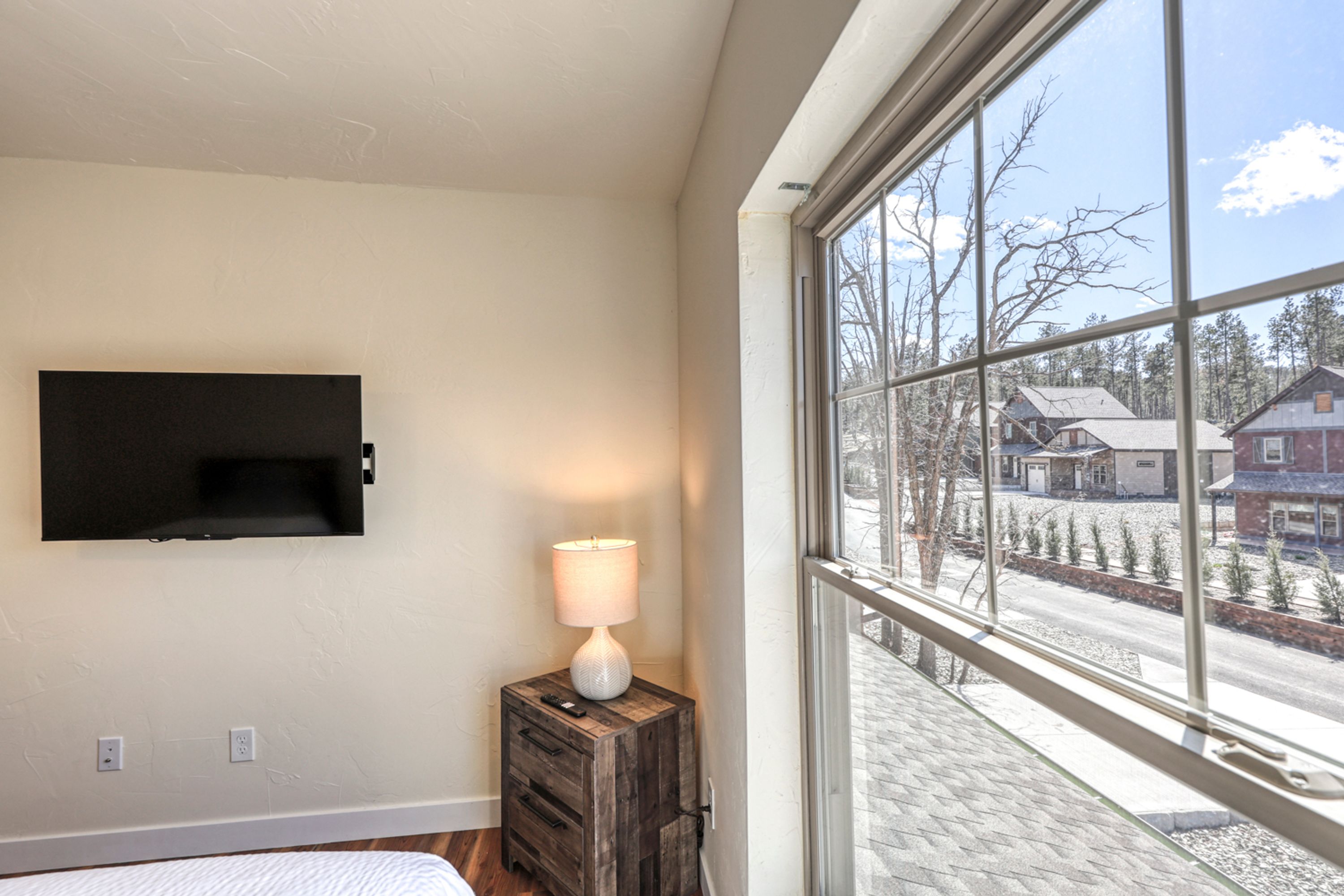 Gold Mining Condo  King Bed   Modern Comforts