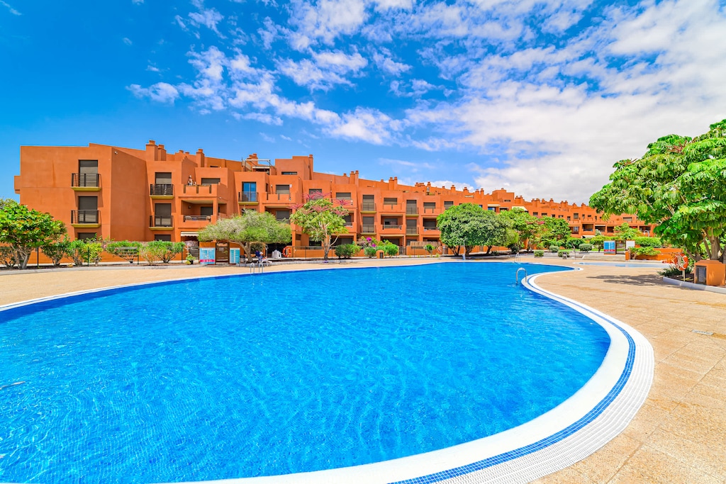 Sparkling Pool Oasis at La Tejita – Dive into Relaxation Under the Tenerife Sun