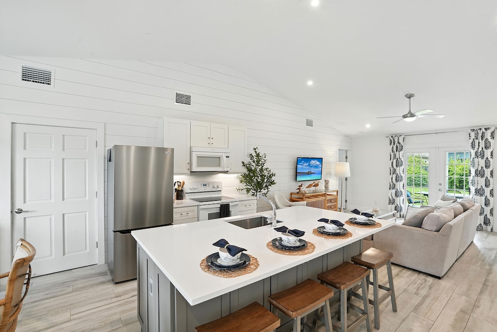 Bright mornings & bubbly nights around this stunning island hub.