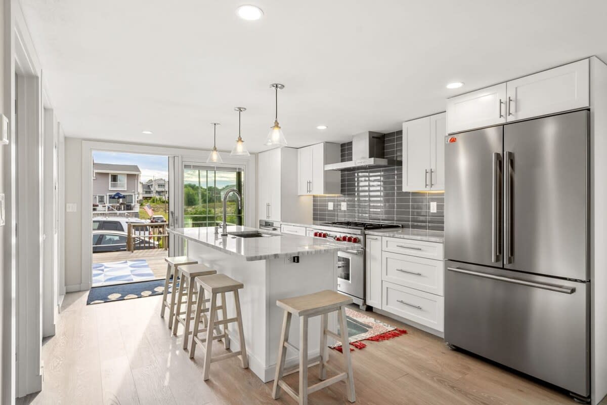 Fully equipped open kitchen and living room with large island, high-end appliances, kitchen table, washer/dryer, smart tv Fully equipped open kitchen and living room with large island, high-end appliances, kitchen table, washer/dryer, smart tv