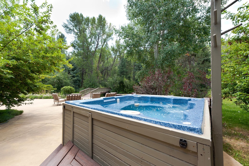 Private Hot Tub with river views 