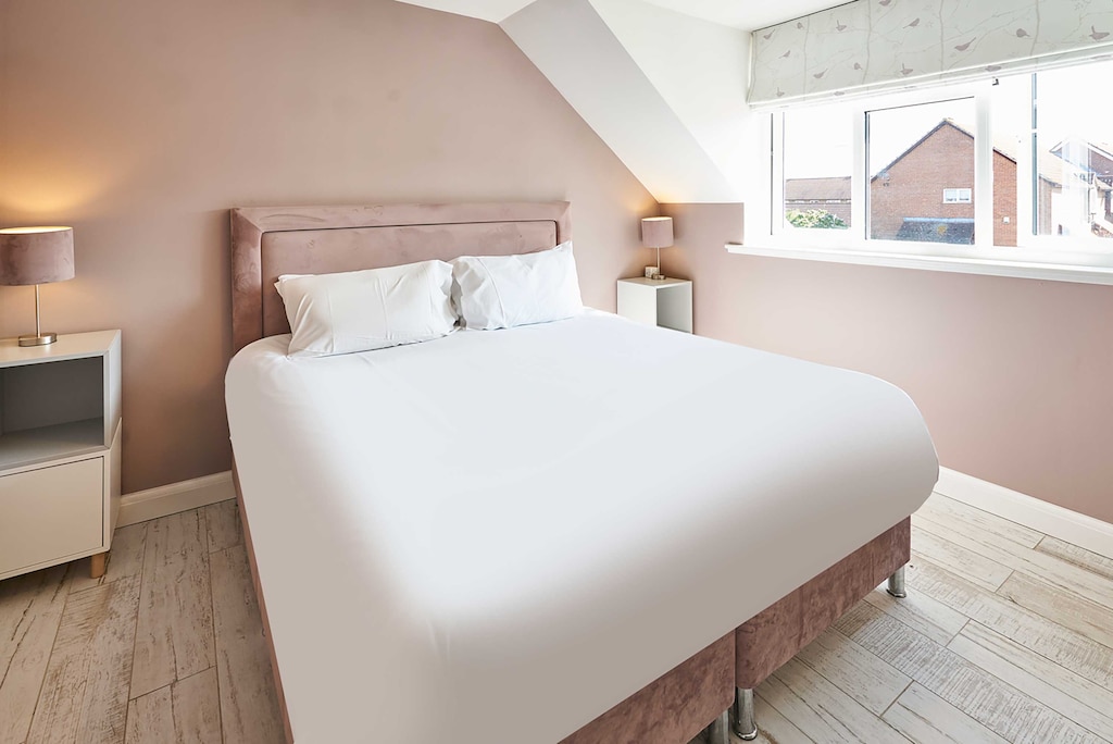 Knights Manor Way, Dartford - Host & Stay