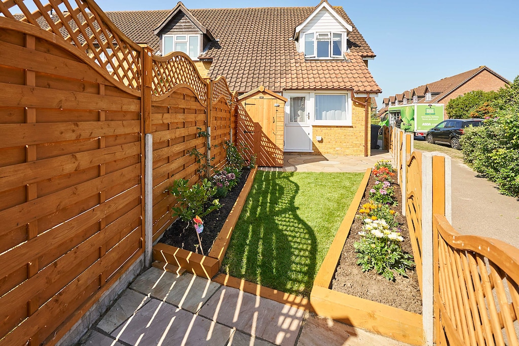 Knights Manor Way, Dartford - Host & Stay