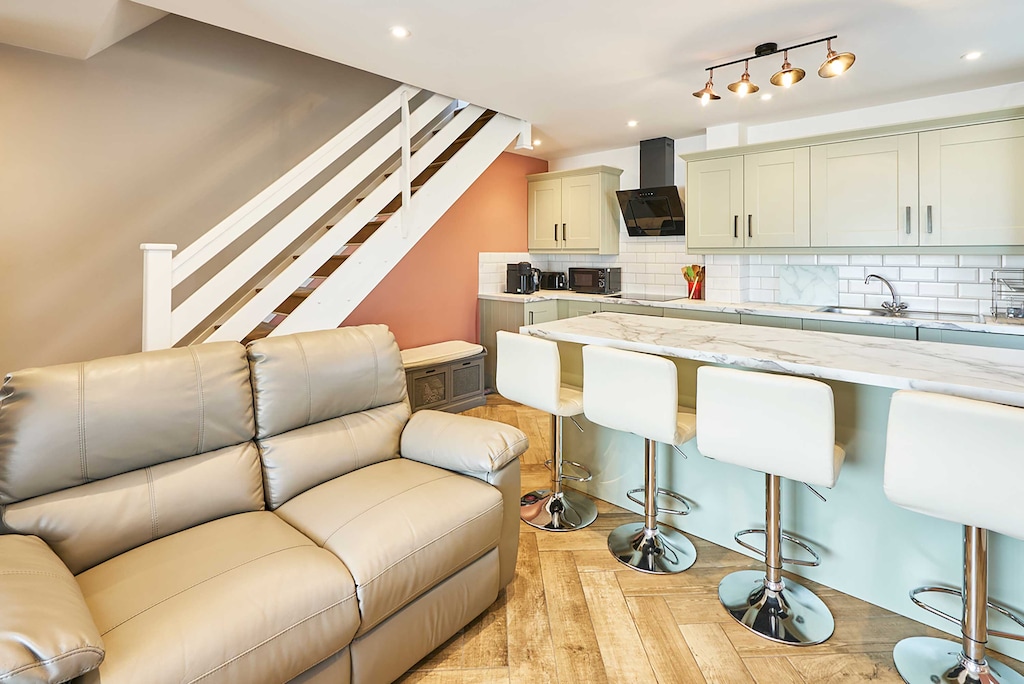 Knights Manor Way, Dartford - Host & Stay