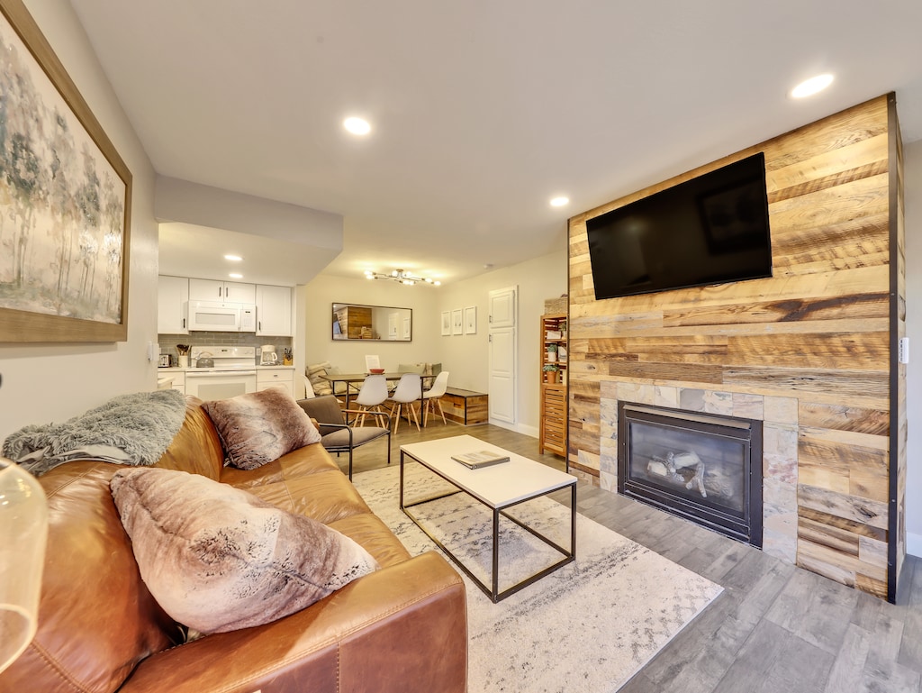 Living Room /Gas Fireplace /Smart TV-Roku