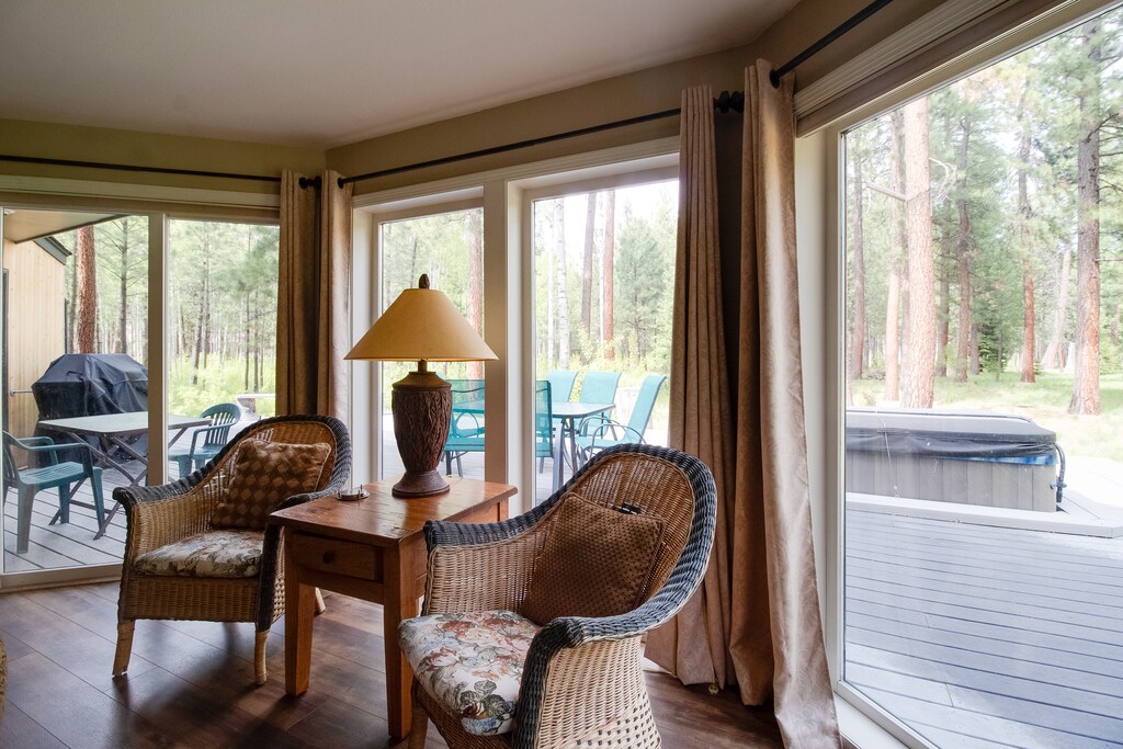Sunlit Retreat: Relax with views of the nature right outside your window!