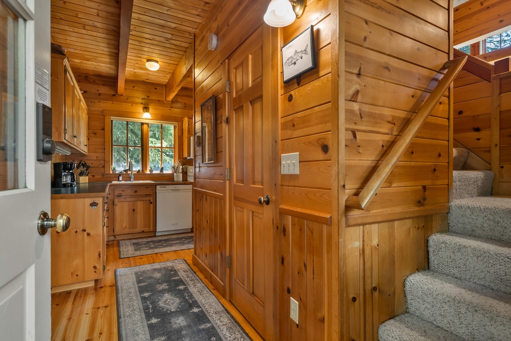 018-5717_230605_JILLROSELL CABIN 2