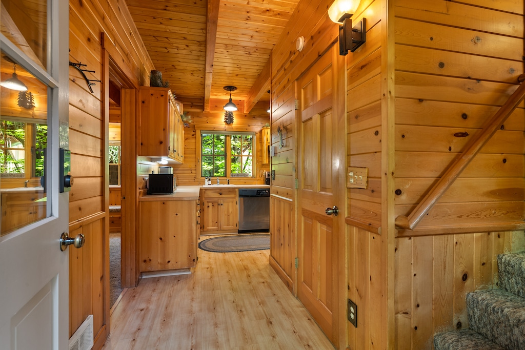 052-5834_230605_JILLROSELL CABIN 4