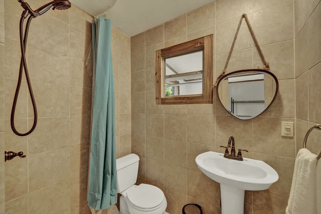Casa Pennington, full bathroom with standing shower.
