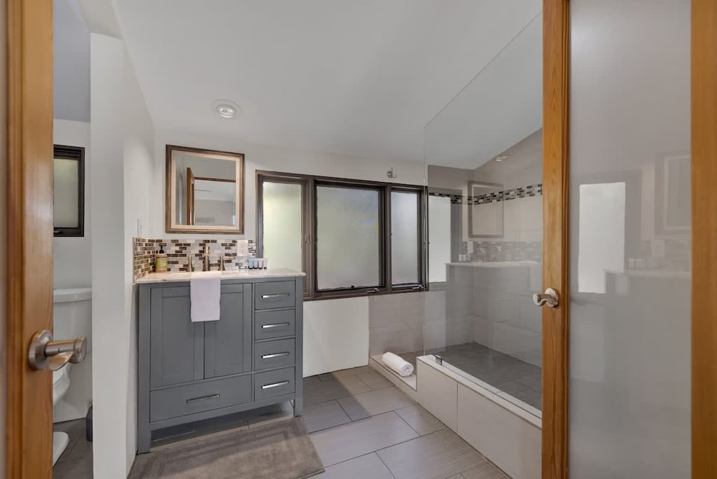 En-suite bathroom with walk in shower.