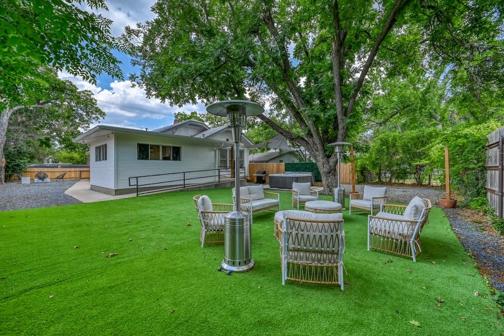 Amazing Backyard - Hot Tub, Fire Pit, BBQ, Heater, and Furniture!