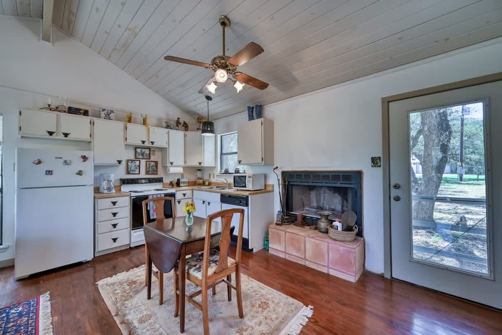 Guesthouse Kitchen/Dining  Area