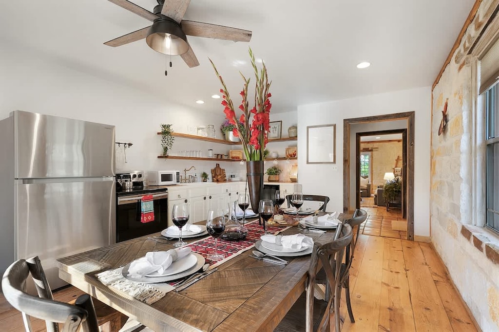 Our gorgeous dining room is ideal for your family dinners! Reach out to our Customer Service team to receive your private chef free quote today!