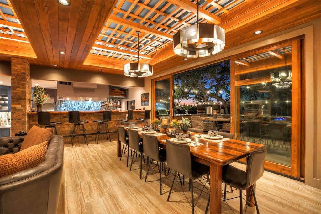 Dining Area Photo 1 of 2