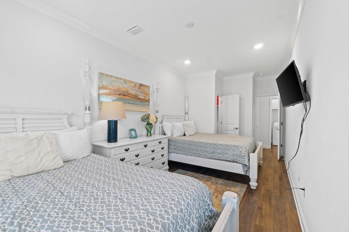 2 queen beds, entry level