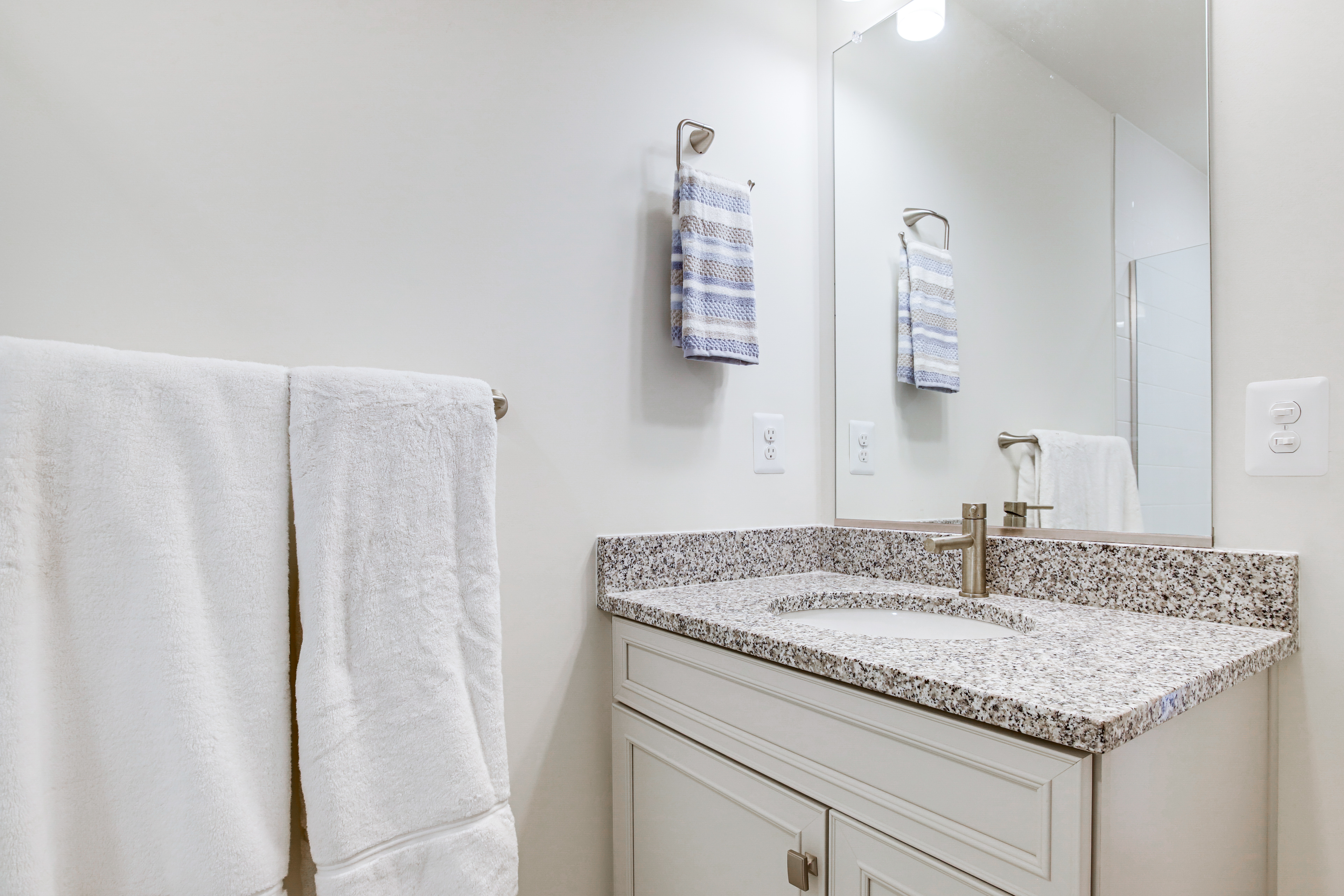 < 1 Mi to Dtwn: Waterfront Townhome in Cambridge!