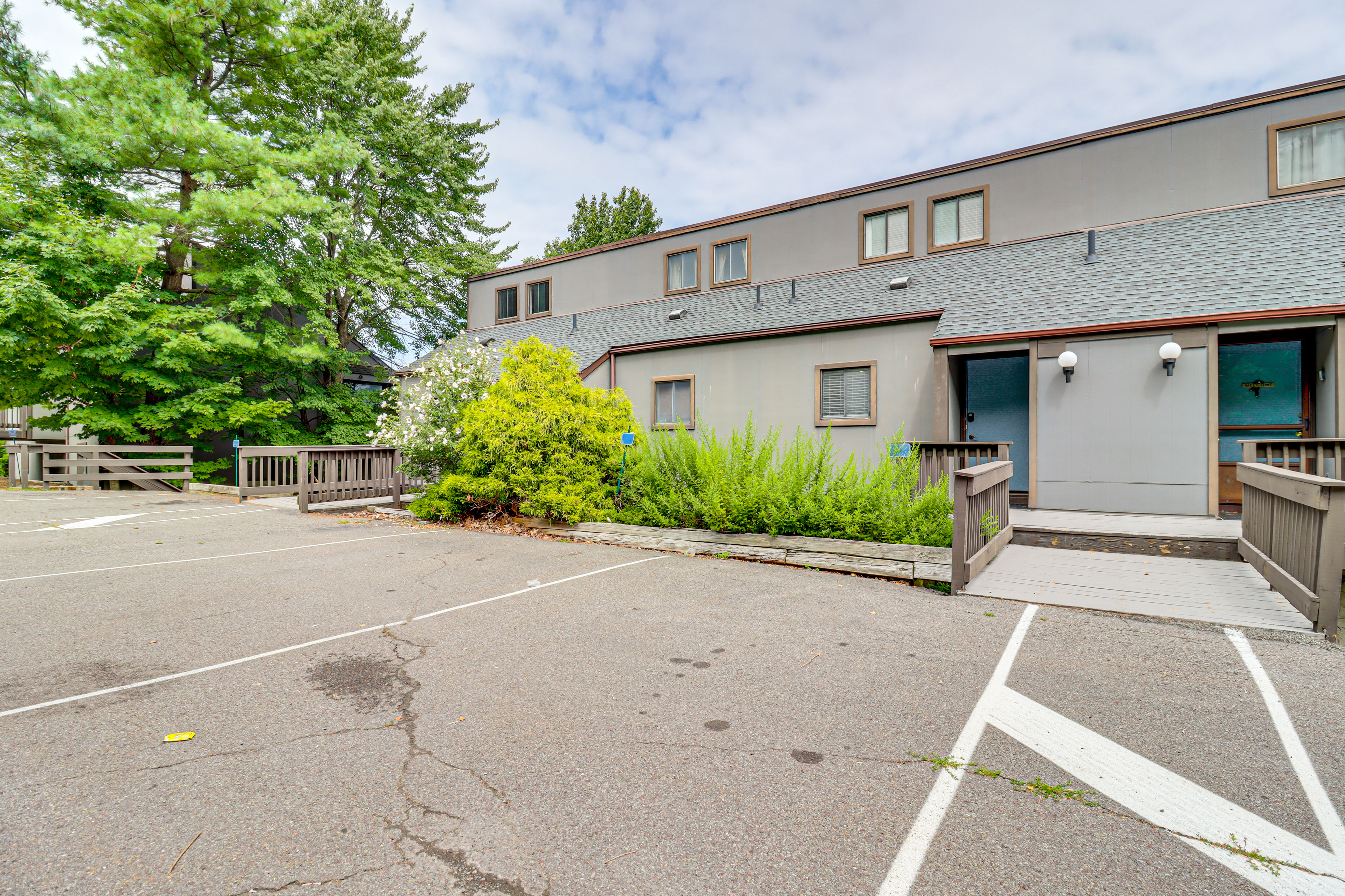 Modern Mountain Escape in Poconos: Walk to Slopes!