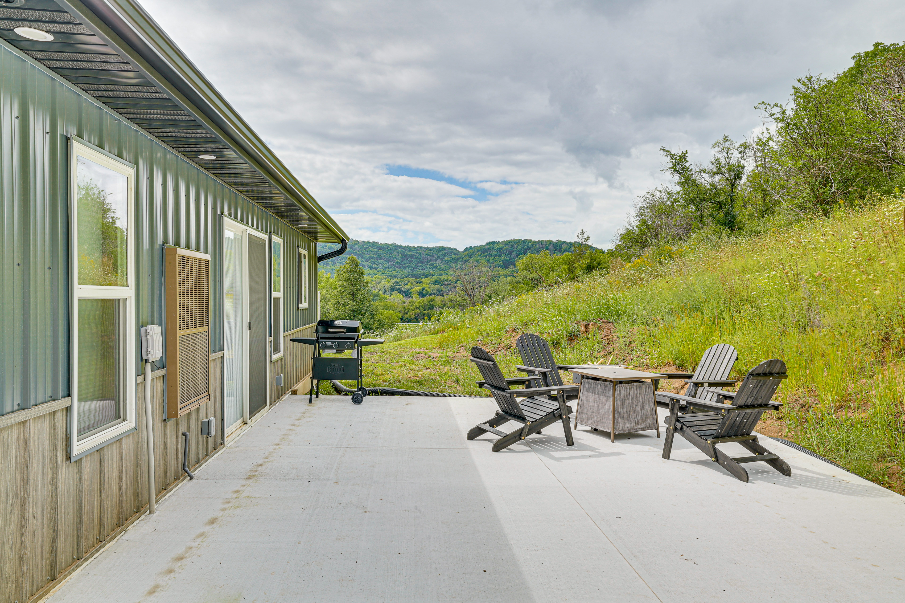Hike, Fish & Relax: Kickapoo River Cabin!