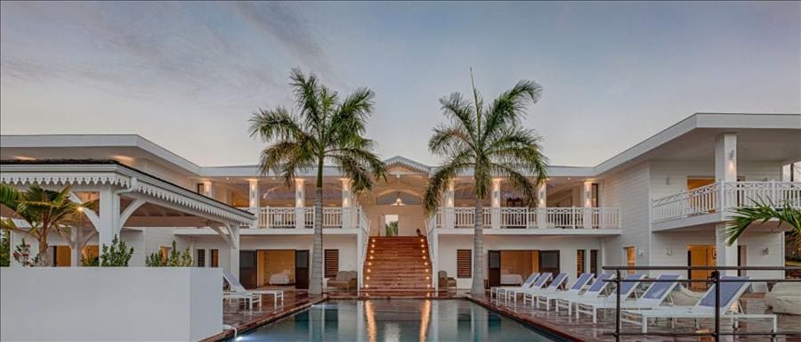 Fully renovated 6 bedroom villa with infinity pool and gorgeous views Fully renovated 6 bedroom villa with infinity pool and gorgeous views