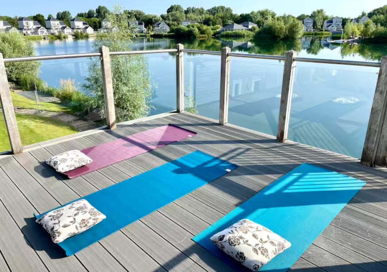 Stunning 3 Bedroom Lakeside Home in the Cotswolds