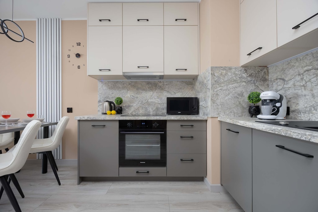 Fully equipped kitchenette. 