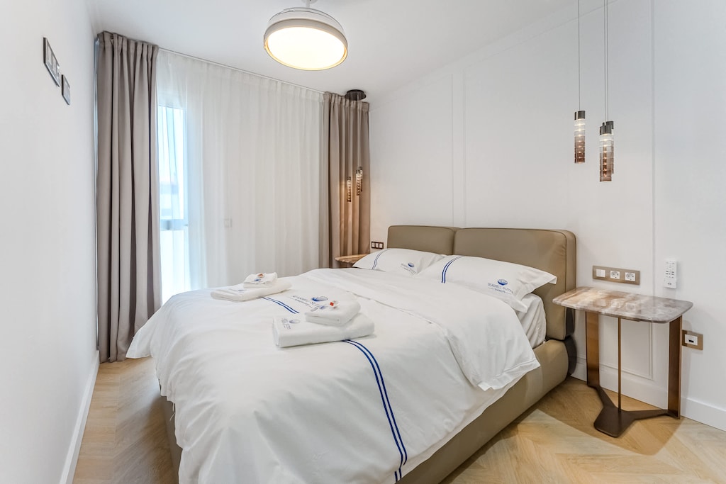 Serene Main Bedroom – King Bed with Ambient Lighting and Luxe Linens