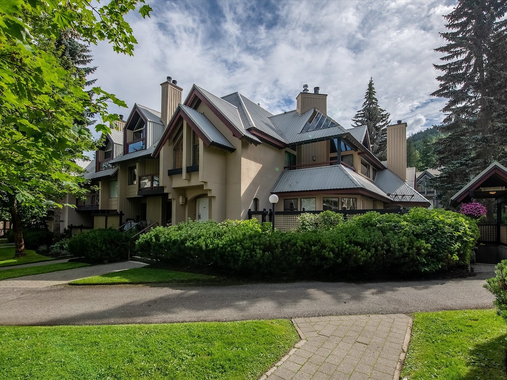 Snowberry Villas - Ski out to your door when snow allows, and a quick 30 second shuttle back to the trail. Lost lake bike trails are a 2 minute pedal away.