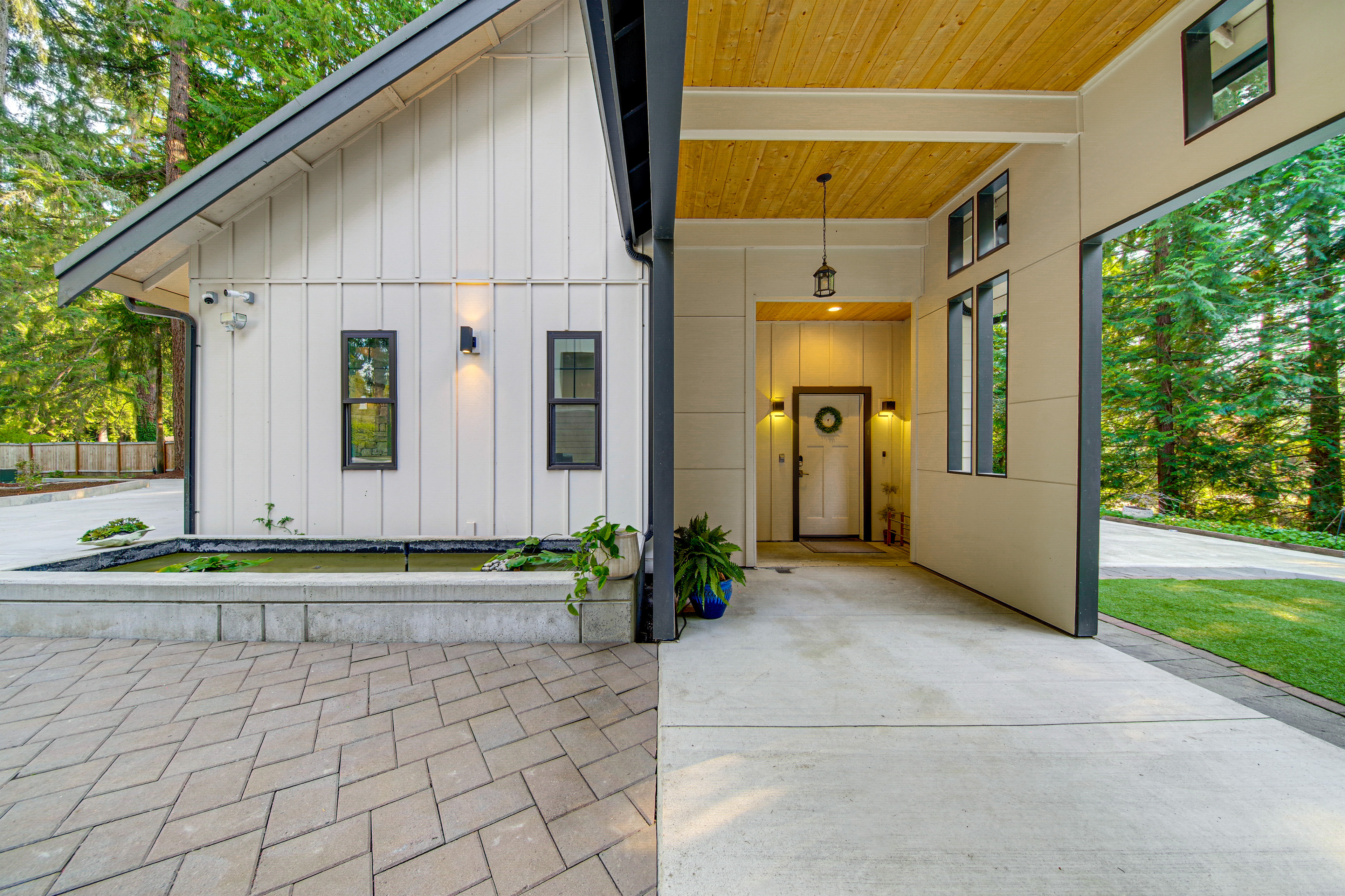 WFH-Friendly Gem w/ Creek: 4 Mi to Sammamish Trail