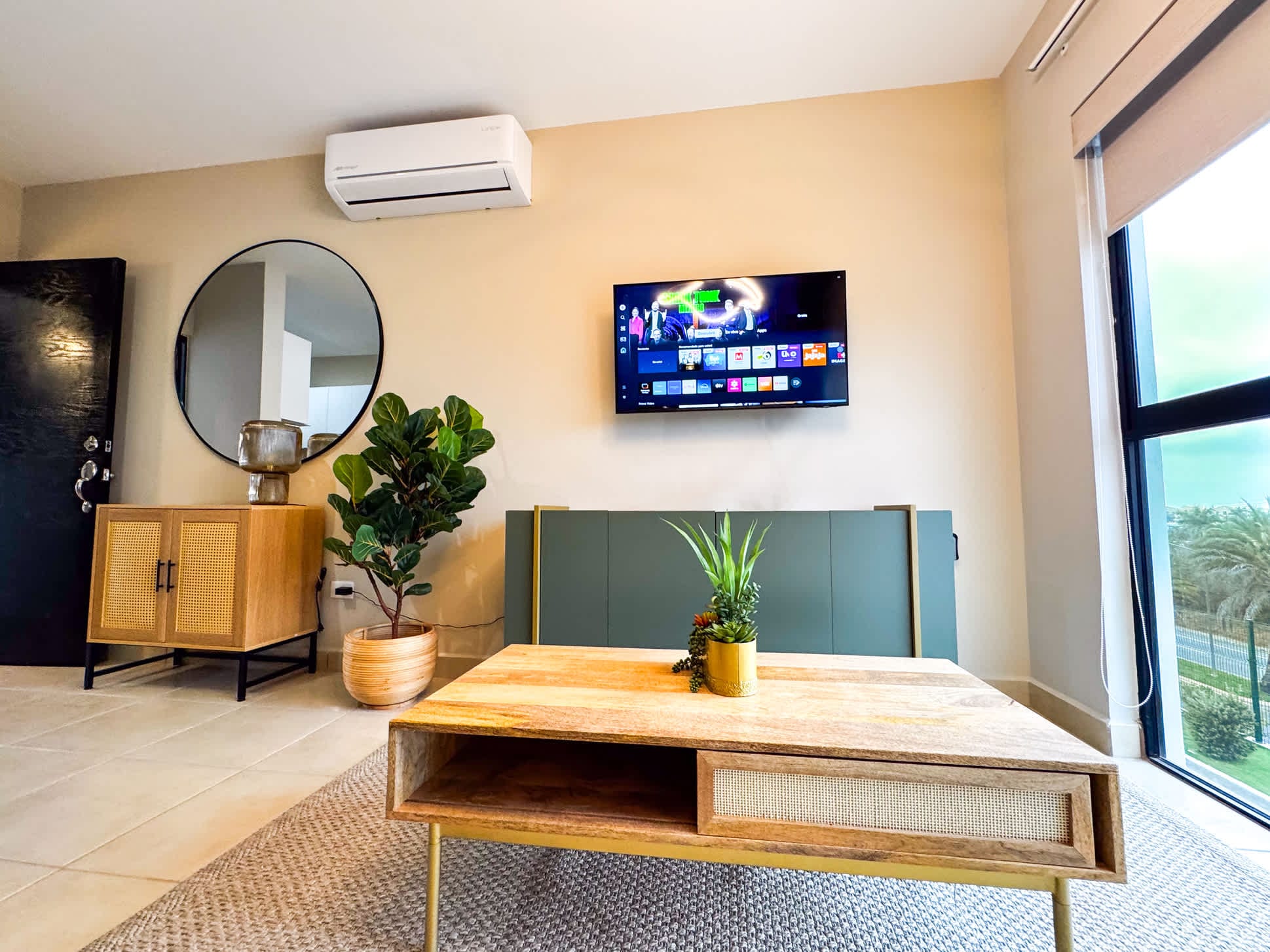 Sala con TV y A/C Sala con TV y A/C