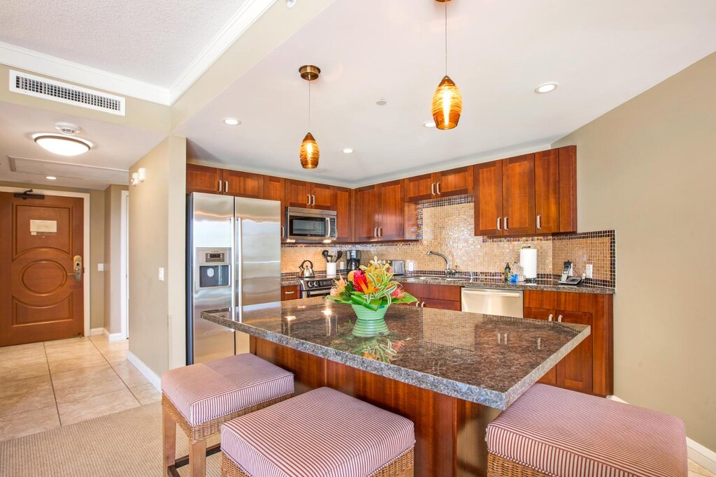 HKH-323 Modern appliances and colorful accents bring personality to paradise