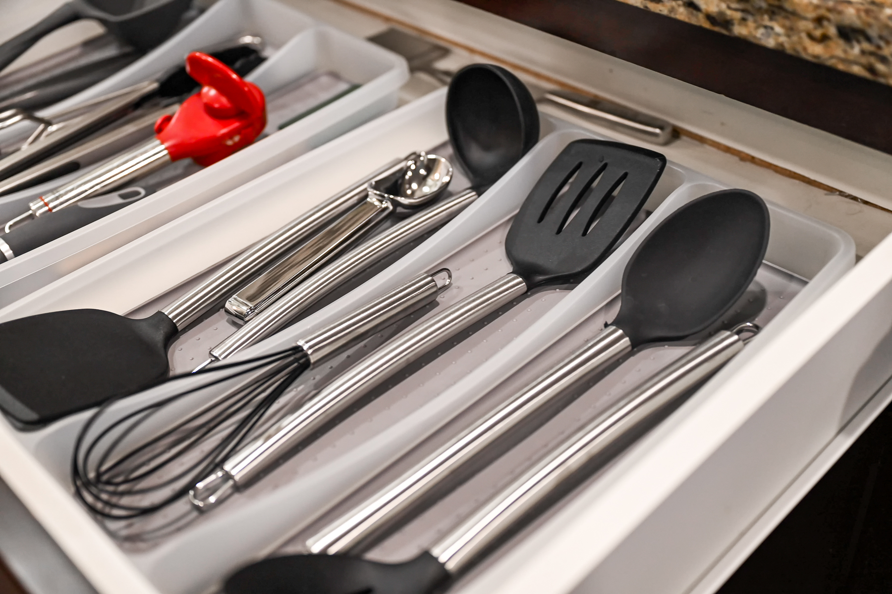 Find all the kitchen tools you need, including spatulas, tongs, and peelers, at your fingertips.
