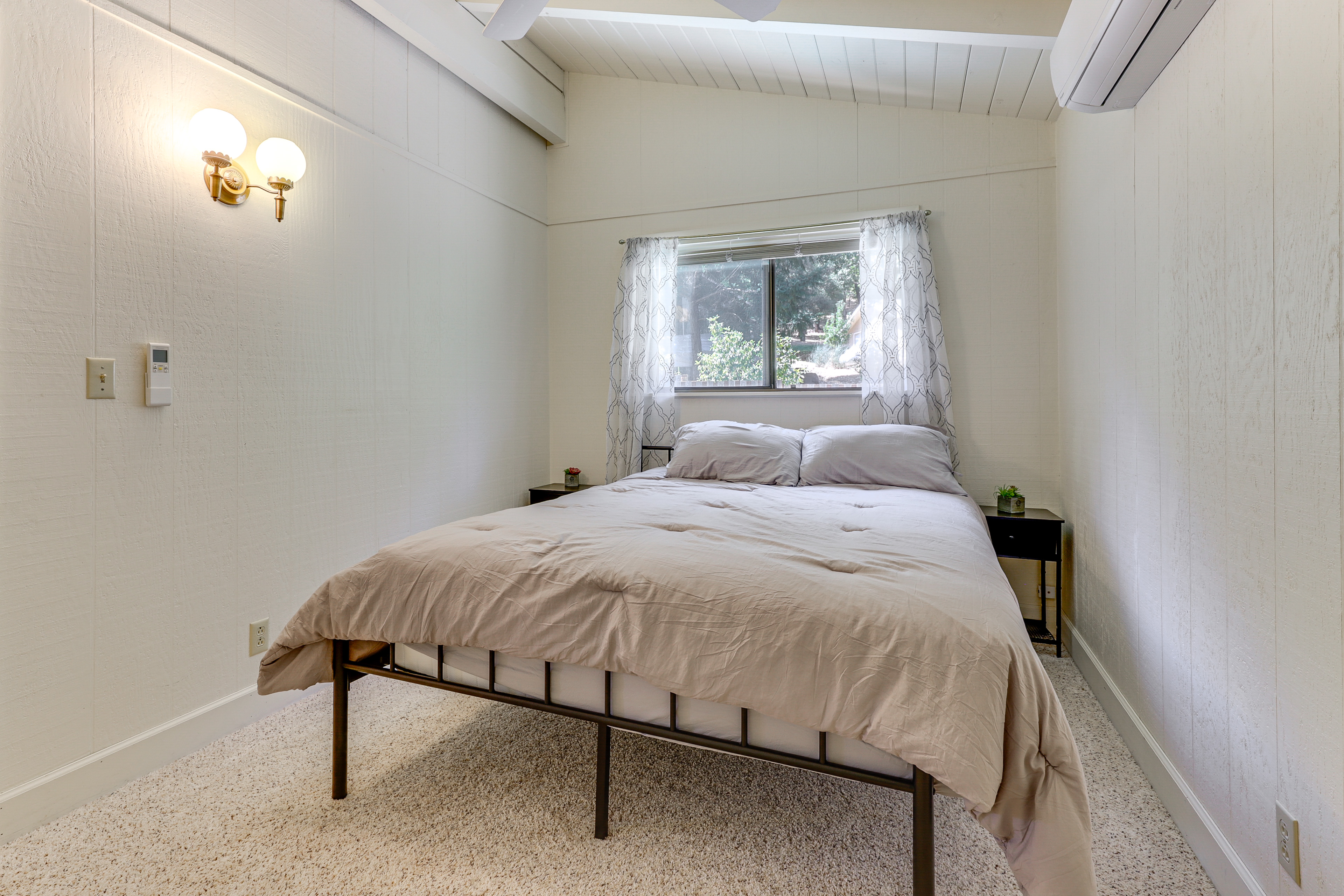 WFH-Friendly Retreat < 1 Mi to Clear Lake!