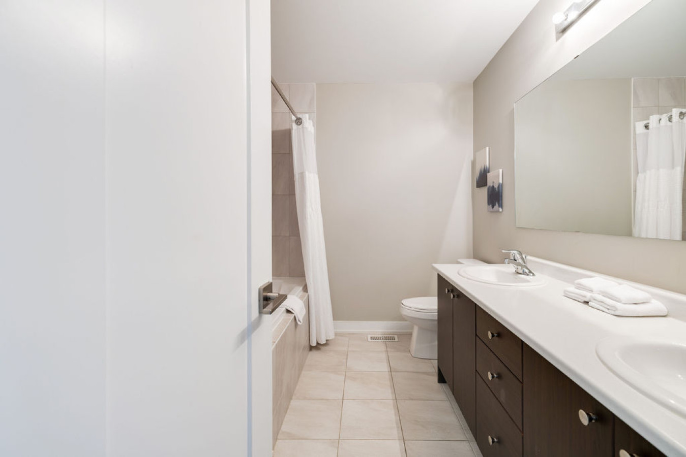 Crosswinds Cove: 3BDR Townhome Backing onto Blue