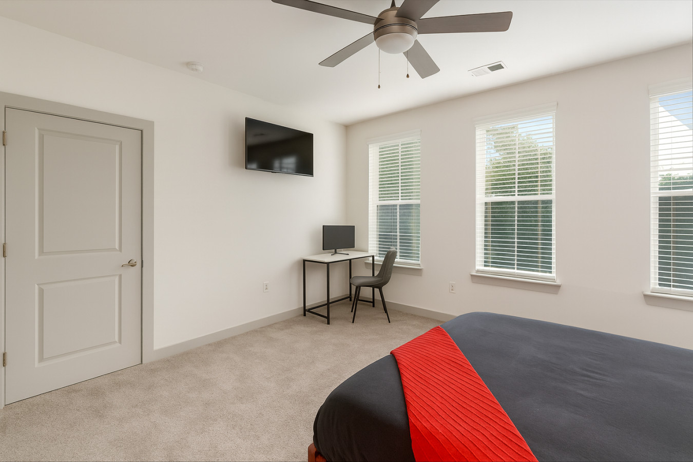 Elegant 2BR w/ Resort Pool & Lounge Areas