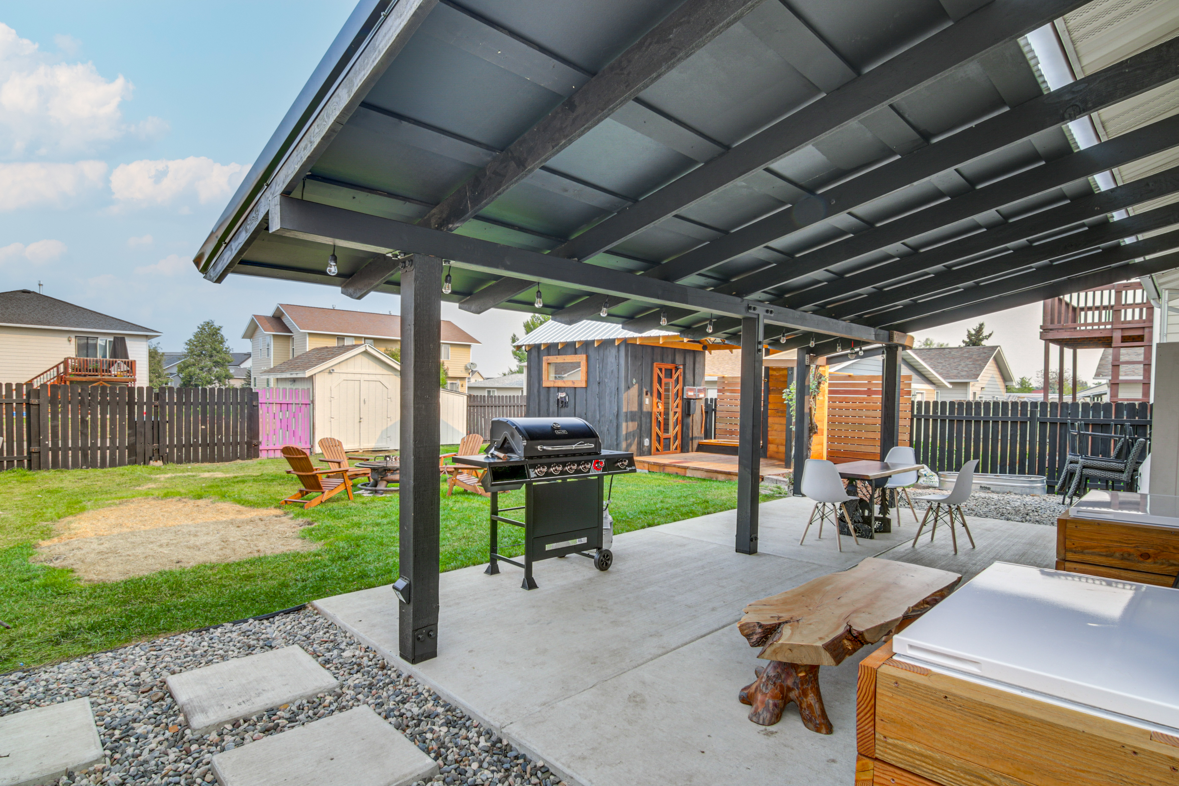 Sauna, Gas Grill & More! Belgrade Duplex